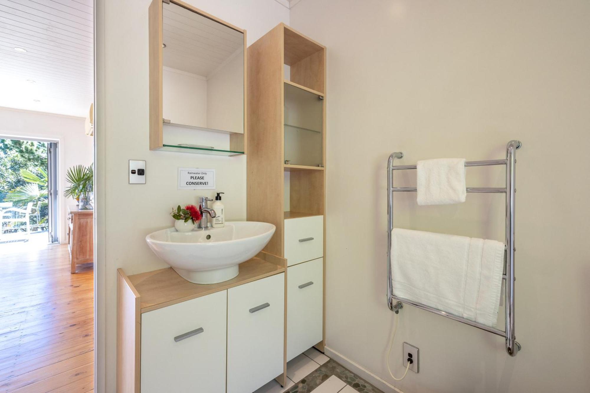 Tawa - Coast & Country Holiday home Oneroa